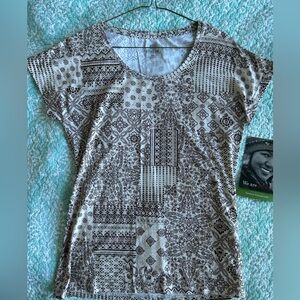 NWT Sherpa Adventure Gear Samaya Tee - Size M